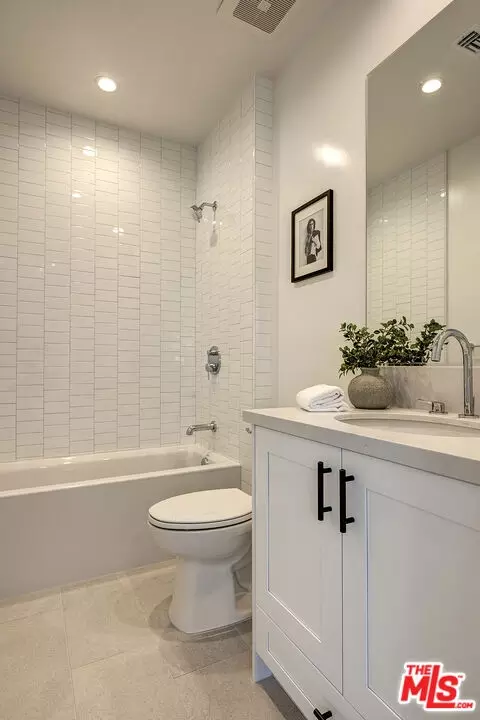 Bath - 2103 Walnut Ave, Venice, CA 90291 photo 2 of 4