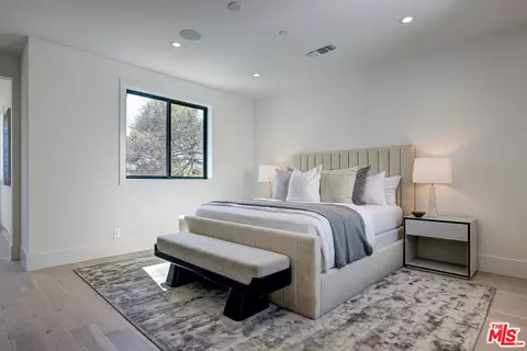Bedroom - 2103 Walnut Ave, Venice, CA 90291 photo 3 of 5