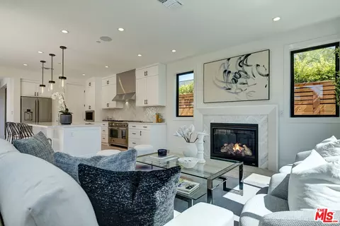 Living - 2103 Walnut Ave, Venice, CA 90291 photo 3 of 4