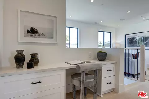 Entry Way - 2103 Walnut Ave, Venice, CA 90291 photo 2 of 2