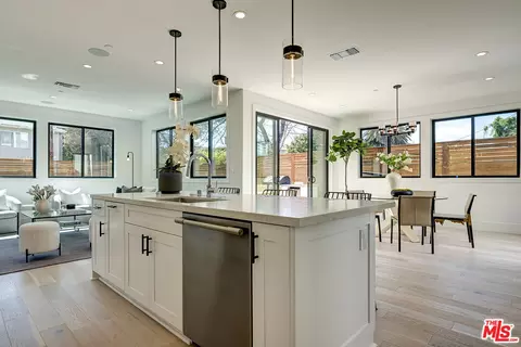 Kitchen - 2103 Walnut Ave, Venice, CA 90291 photo 4 of 5