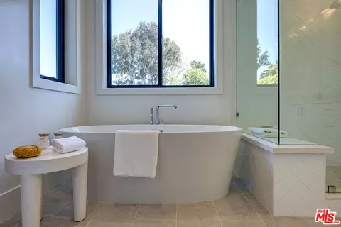 Bath - 2103 Walnut Ave, Venice, CA 90291 photo 3 of 4