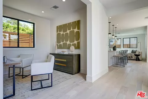 Entry Way - 2103 Walnut Ave, Venice, CA 90291 photo 1 of 2