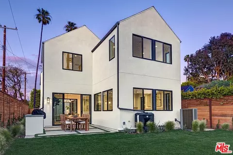 Exterior - 2103 Walnut Ave, Venice, CA 90291 photo 3 of 6