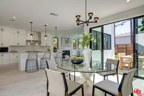 Dining - 2103 Walnut Ave, Venice, CA 90291 photo 1 of 3