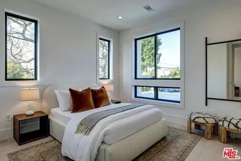 Bedroom - 2103 Walnut Ave, Venice, CA 90291 photo 4 of 5