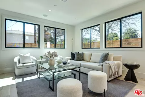 Living - 2103 Walnut Ave, Venice, CA 90291 photo 1 of 4