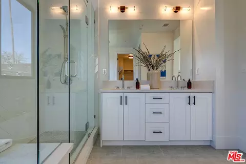 Bath - 2103 Walnut Ave, Venice, CA 90291 photo 4 of 4