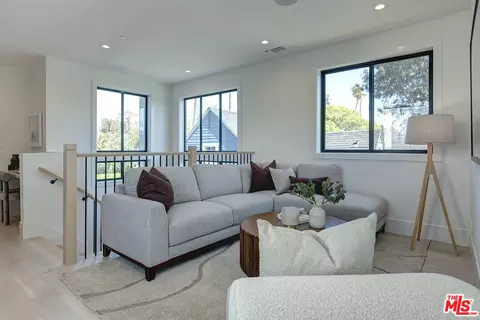 Living - 2103 Walnut Ave, Venice, CA 90291 photo 4 of 4
