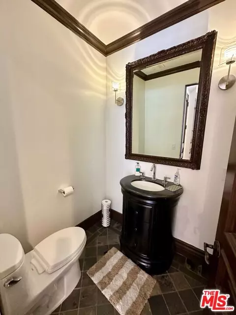Bath - 4520 Libbit Ave, Encino, CA 91436 photo 2 of 7