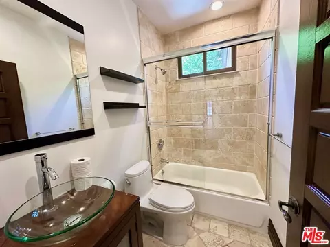 Bath - 4520 Libbit Ave, Encino, CA 91436 photo 4 of 7