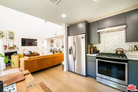 11119 Camarillo St #119, Toluca Lake, CA 91602