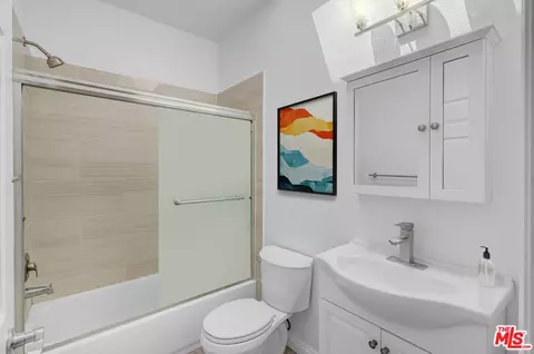 Bath - 7236 Amigo Ave #202, Reseda, CA 91335 photo 1 of 1