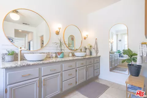 Bath - 31183 Cherry Dr, Castaic, CA 91384 photo 2 of 5