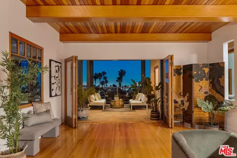 2061 Morgan Hill Dr, Los Angeles, CA 90068