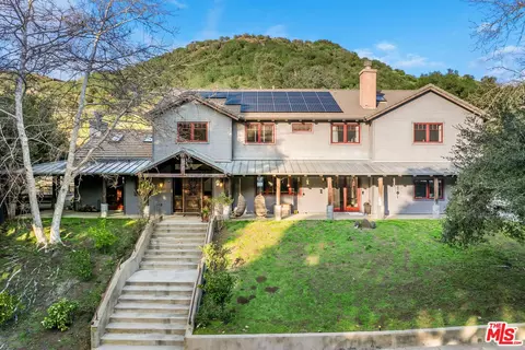 801 Crater Camp Dr, Calabasas, CA 91302