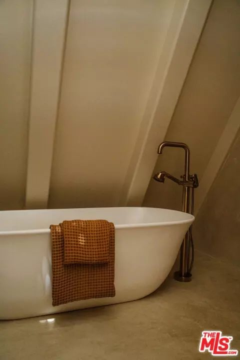 Bath - 2460 Valley Meadow Dr, Oak View, CA 93022 photo 5 of 5