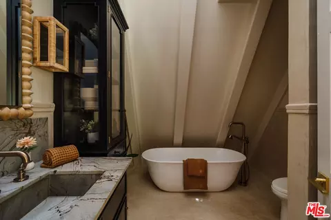 Bath - 2460 Valley Meadow Dr, Oak View, CA 93022 photo 4 of 5
