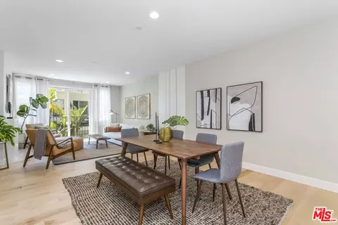 10878 Bloomfield St #207, Toluca Lake, CA 91602