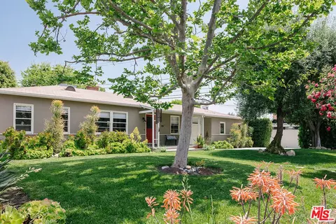 1104 N Beachwood Dr, Burbank, CA 91506