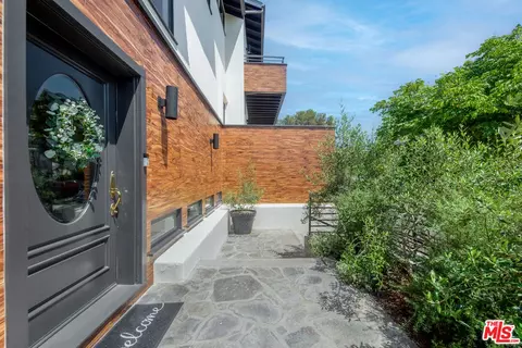 16719 Bollinger Dr, Pacific Palisades, CA 90272