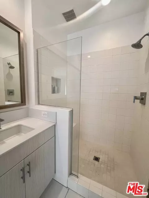 Bath - 1013 Roble Pl, Montebello, CA 90640 photo 4 of 5