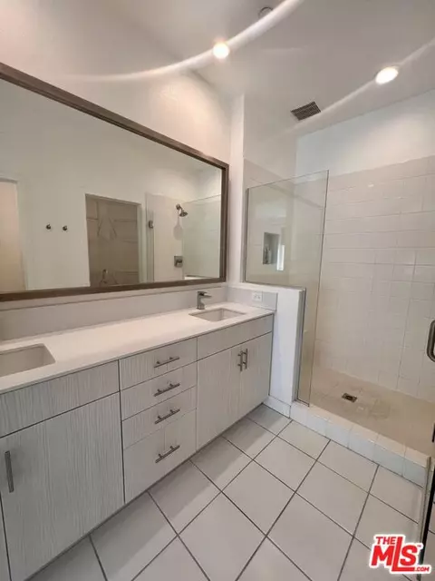 Bath - 1013 Roble Pl, Montebello, CA 90640 photo 3 of 5
