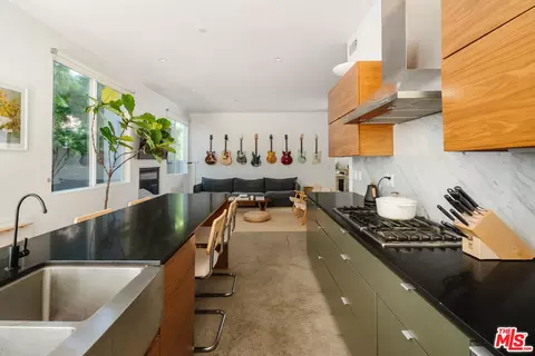 2437 Walnut Ave, Venice, CA 90291 photo 16