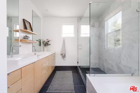 2437 Walnut Ave, Venice, CA 90291 photo 34