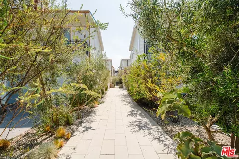 2437 Walnut Ave, Venice, CA 90291 photo 3
