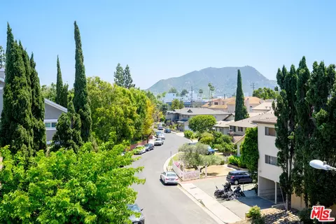 4445 Cartwright Ave #301, Toluca Lake, CA 91602