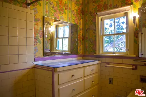 Bath - 303 W Walnut Ave, Lompoc, CA 93436 photo 3 of 6