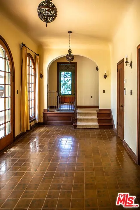 Entry Way - 303 W Walnut Ave, Lompoc, CA 93436 photo 3 of 10