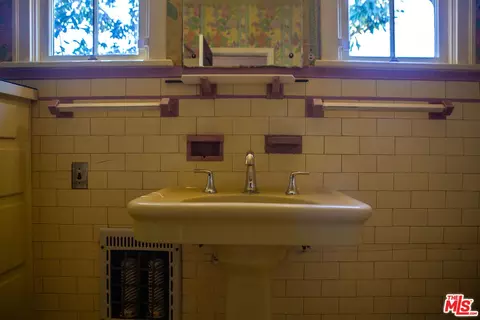 Bath - 303 W Walnut Ave, Lompoc, CA 93436 photo 5 of 6