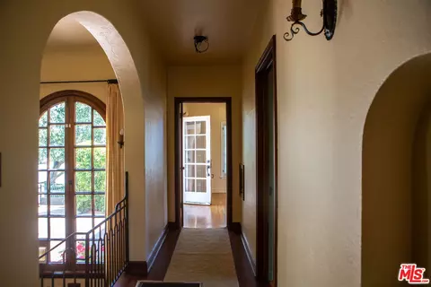Entry Way - 303 W Walnut Ave, Lompoc, CA 93436 photo 5 of 10