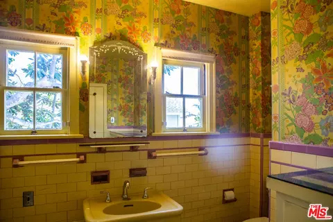 Bath - 303 W Walnut Ave, Lompoc, CA 93436 photo 2 of 6