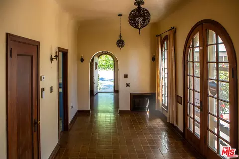 Entry Way - 303 W Walnut Ave, Lompoc, CA 93436 photo 4 of 10