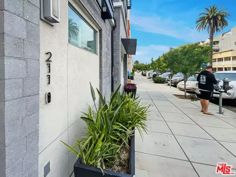 211 Elm Ave, Long Beach, CA 90802 photo 4