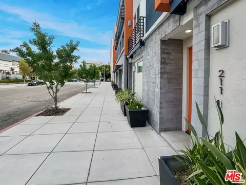 211 Elm Ave, Long Beach, CA 90802 photo 3