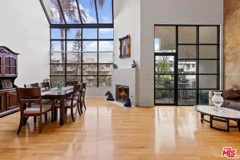 11636 Montana Ave #303, Los Angeles, CA 90049