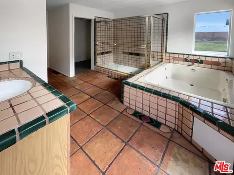 Bath - 1860 Denham Ct, Simi Valley, CA 93065 photo 2 of 4