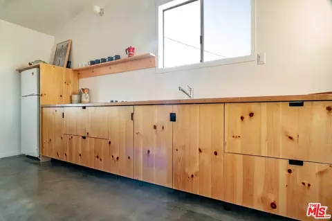 Kitchen - 665 Cherokee Trl, Yucca Valley, CA 92284 photo 1 of 3