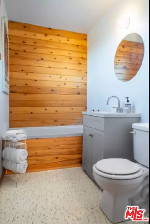 Bath - 665 Cherokee Trl, Yucca Valley, CA 92284 photo 1 of 2
