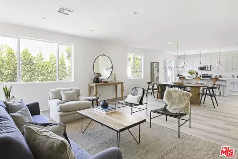11761 N Fenton Ave, Lakeview Terrace, CA 91342