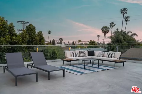 Exterior - 736 E Sunset Ave, Venice, CA 90291 photo 4 of 7