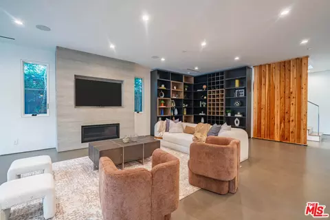 Living - 736 E Sunset Ave, Venice, CA 90291 photo 1 of 1