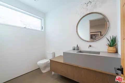 Bath - 736 E Sunset Ave, Venice, CA 90291 photo 3 of 4