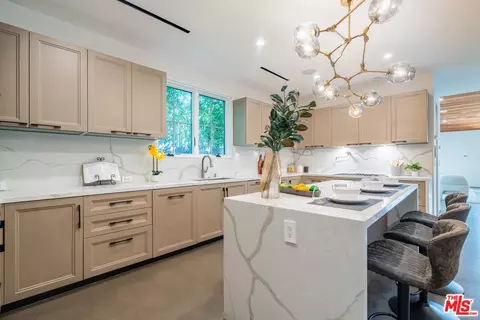 Kitchen - 736 E Sunset Ave, Venice, CA 90291 photo 3 of 3