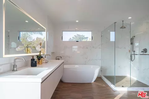 Bath - 736 E Sunset Ave, Venice, CA 90291 photo 1 of 4