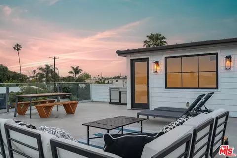 Exterior - 736 E Sunset Ave, Venice, CA 90291 photo 5 of 7